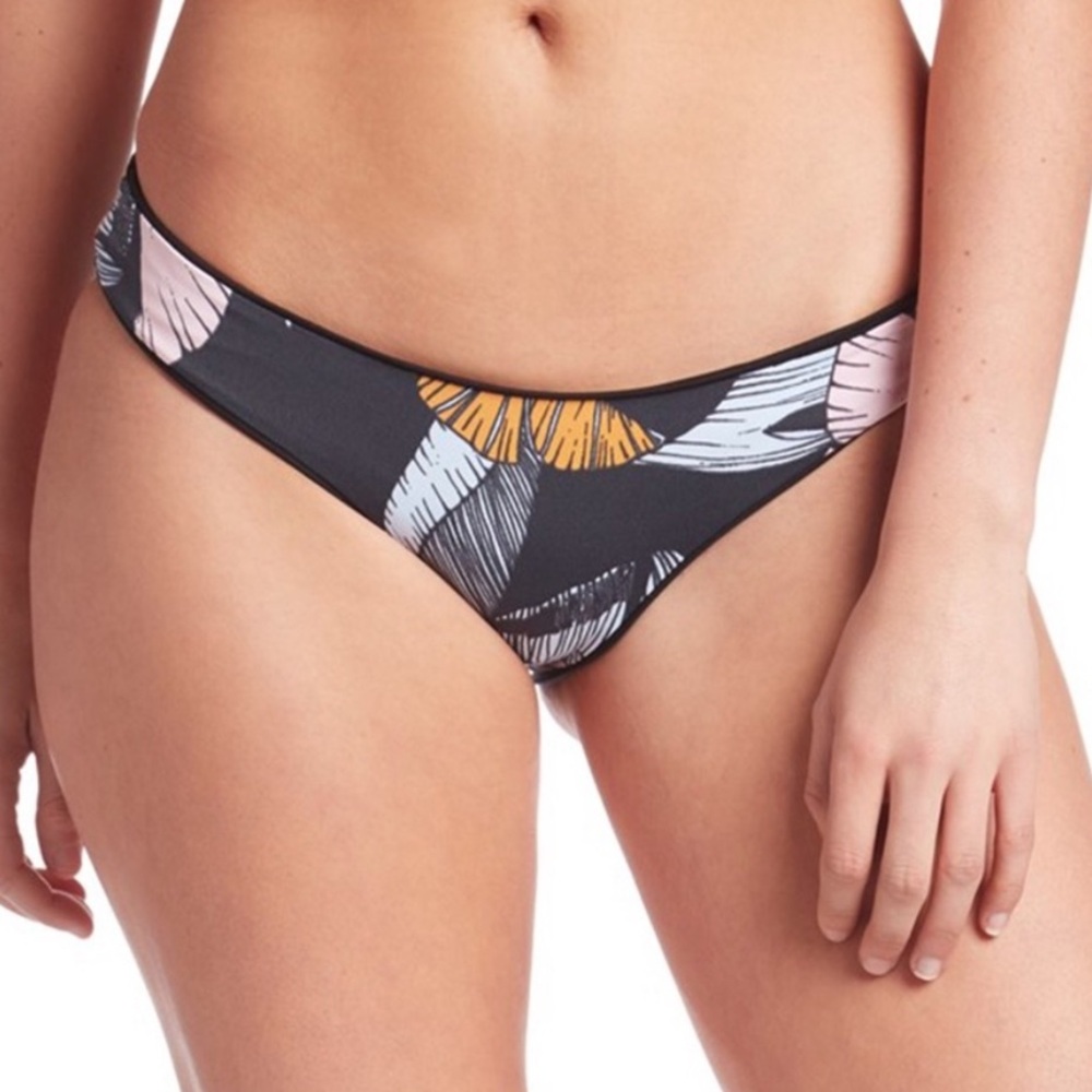 NWOT MAAJI METEORITE  SUBLIME BOTTOM CHEEKY reversible women’s swim bottom